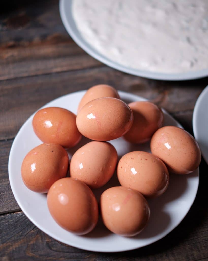 Ugotowane jaja na jajka w sosie tatarskim