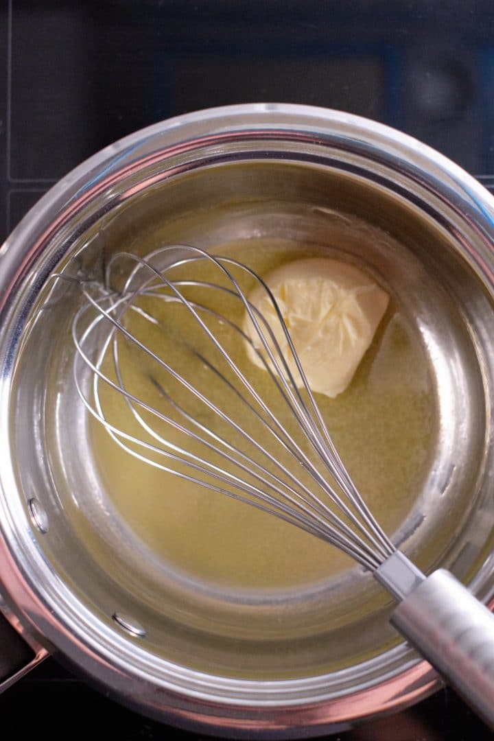sos serowy - roztapianie masła