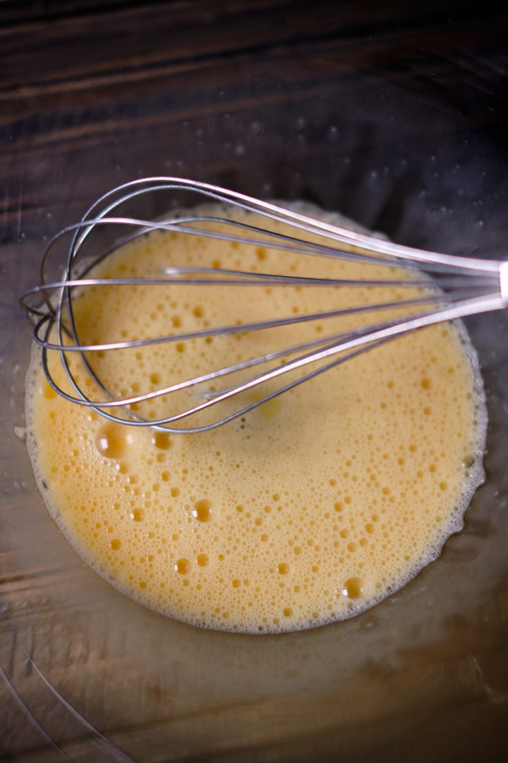 Miksowanie jajek trzepaczką do ciasta do naleśników.